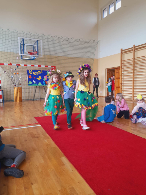 Pokaz mody, koszykówka i talent show na powitanie wiosny w Czermnie [zdjęcia]
