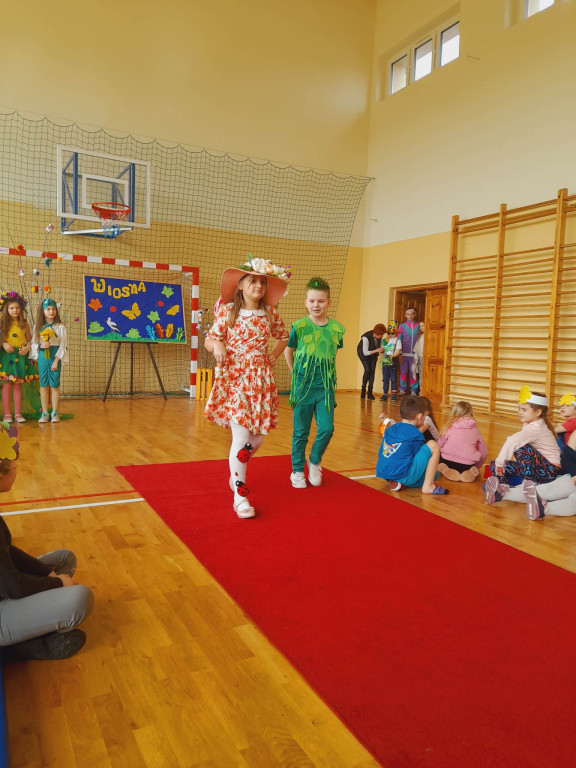 Pokaz mody, koszykówka i talent show na powitanie wiosny w Czermnie [zdjęcia]