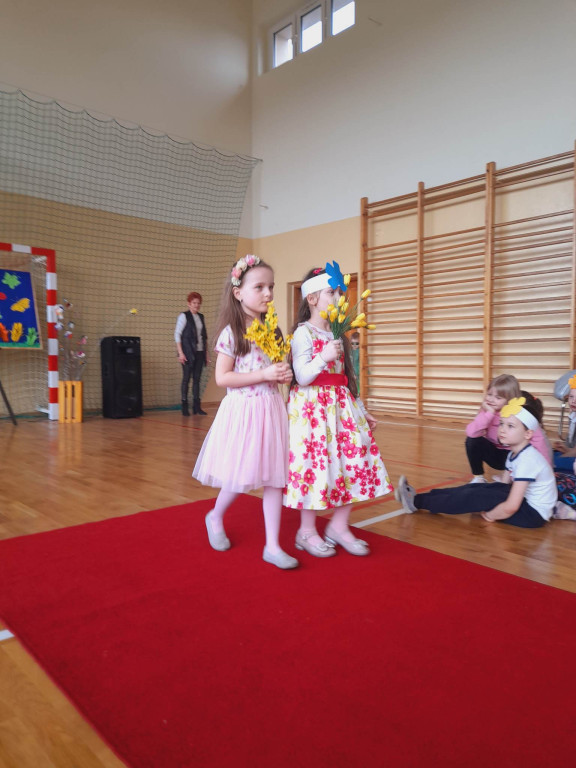 Pokaz mody, koszykówka i talent show na powitanie wiosny w Czermnie [zdjęcia]