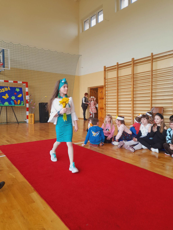 Pokaz mody, koszykówka i talent show na powitanie wiosny w Czermnie [zdjęcia]