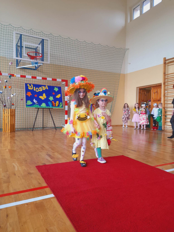 Pokaz mody, koszykówka i talent show na powitanie wiosny w Czermnie [zdjęcia]