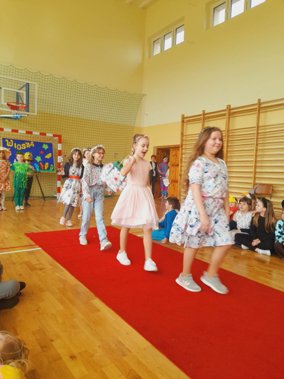 Pokaz mody, koszykówka i talent show na powitanie wiosny w Czermnie [zdjęcia]