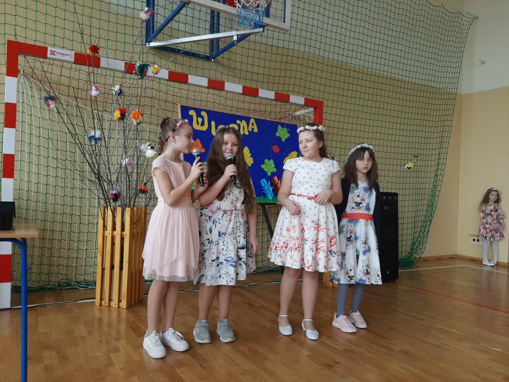 Pokaz mody, koszykówka i talent show na powitanie wiosny w Czermnie [zdjęcia]
