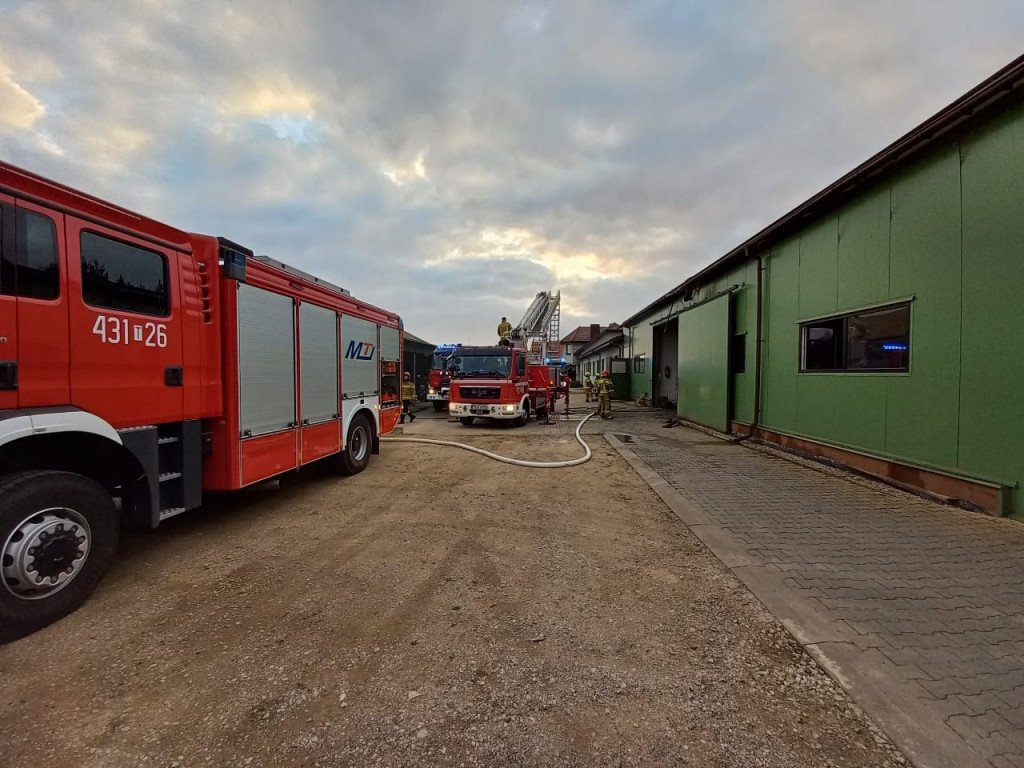 Pożar instalacji fotowoltaicznej w hali w podkoneckiej miejscowości [zdjęcia]