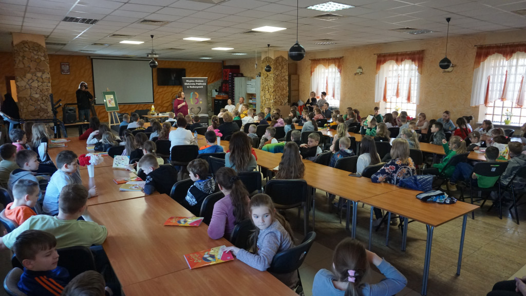 Justyna Bednarek spotkała się z najmłodszymi czytelnikami w Radoszycach [zdjęcia]
