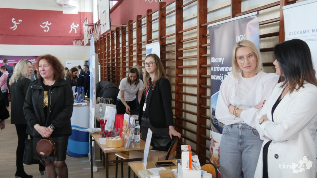 Setki ofert na Powiatowych Targach Pracy 2023 [wideo, zdjęcia]