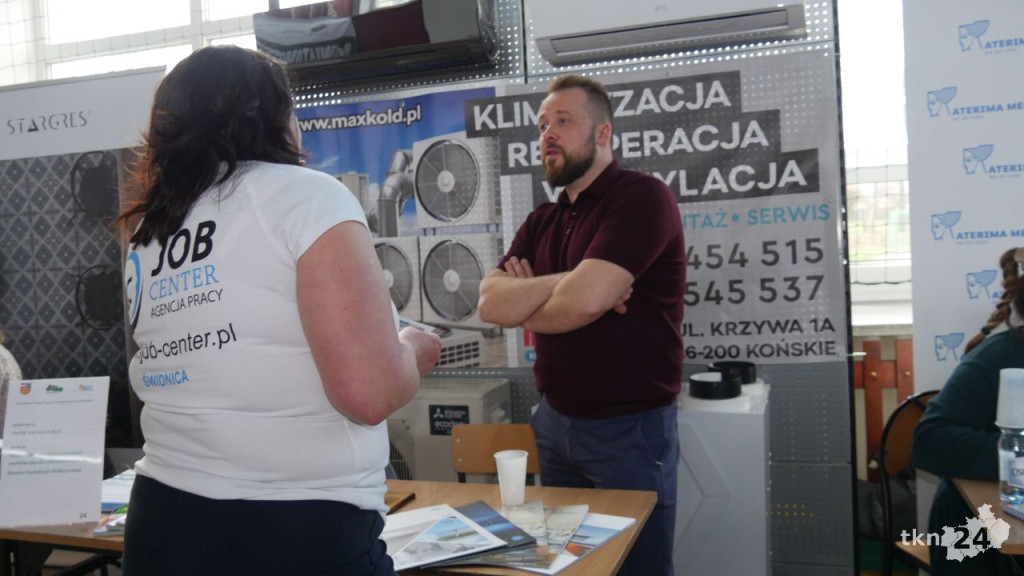 Setki ofert na Powiatowych Targach Pracy 2023 [wideo, zdjęcia]