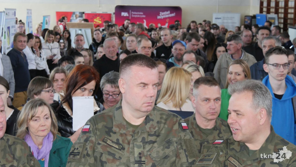 Setki ofert na Powiatowych Targach Pracy 2023 [wideo, zdjęcia]