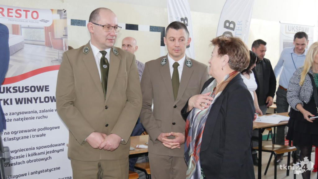 Setki ofert na Powiatowych Targach Pracy 2023 [wideo, zdjęcia]