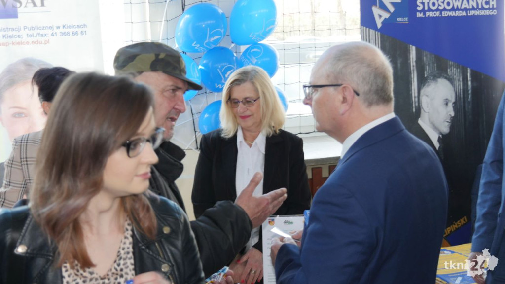 Setki ofert na Powiatowych Targach Pracy 2023 [wideo, zdjęcia]