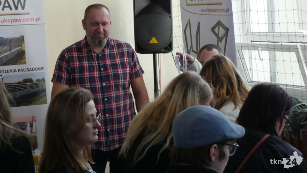 Setki ofert na Powiatowych Targach Pracy 2023 [wideo, zdjęcia]