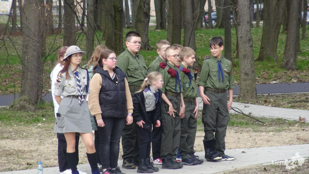 Dąb Pamięci `Robota` zasadzono w Końskich [wideo, zdjęcia]