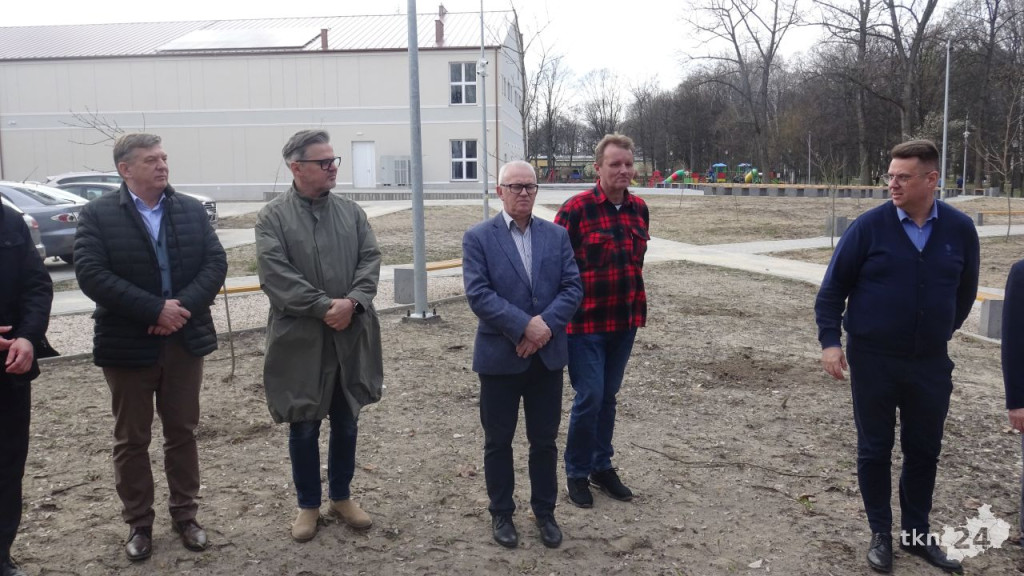 Dąb Pamięci `Robota` zasadzono w Końskich [wideo, zdjęcia]