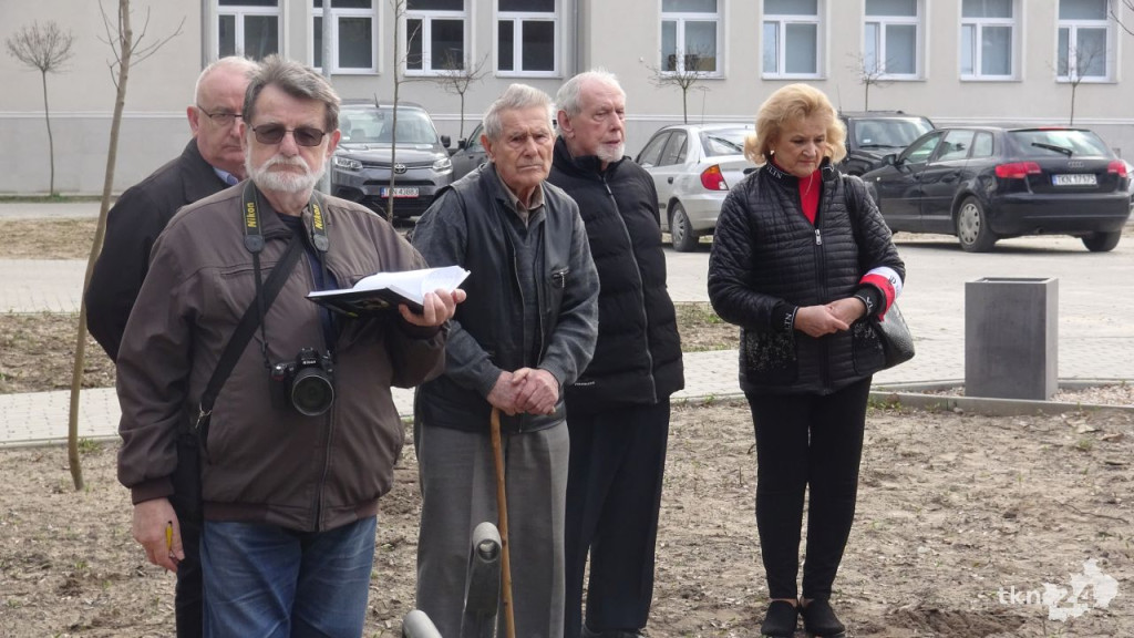 Dąb Pamięci `Robota` zasadzono w Końskich [wideo, zdjęcia]