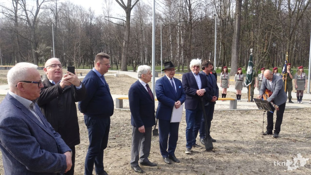 Dąb Pamięci `Robota` zasadzono w Końskich [wideo, zdjęcia]