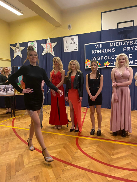 Odtwarzali fryzury gwiazd! Tradycyjny konkurs w ZSP 2 Końskie [wideo, zdjęcia]