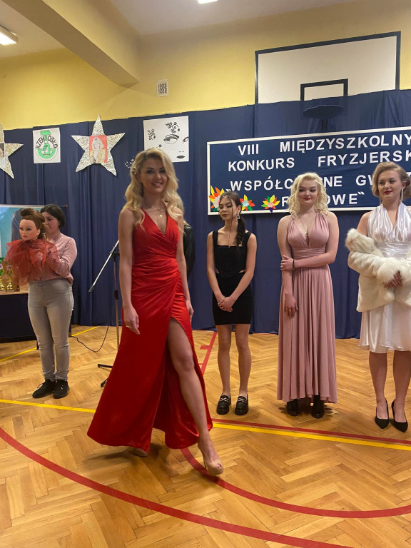 Odtwarzali fryzury gwiazd! Tradycyjny konkurs w ZSP 2 Końskie [wideo, zdjęcia]
