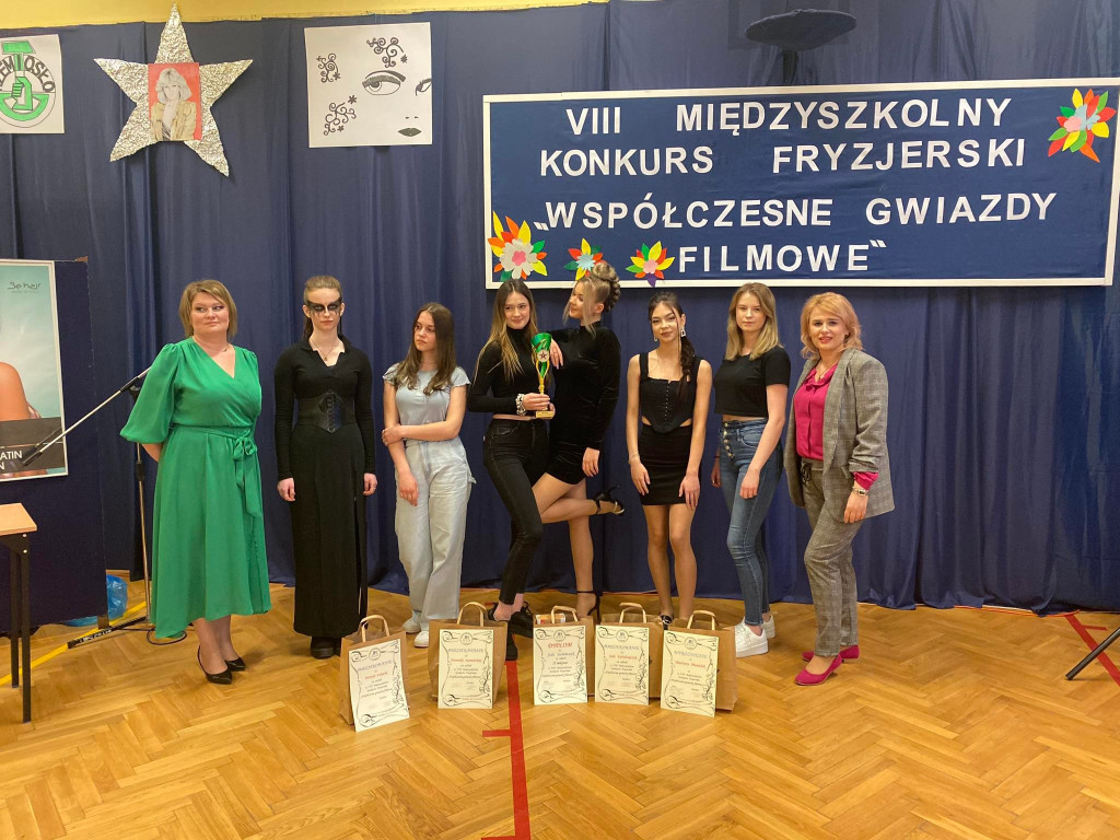 Odtwarzali fryzury gwiazd! Tradycyjny konkurs w ZSP 2 Końskie [wideo, zdjęcia]