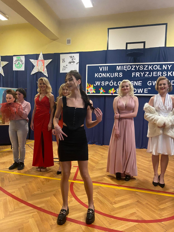 Odtwarzali fryzury gwiazd! Tradycyjny konkurs w ZSP 2 Końskie [wideo, zdjęcia]