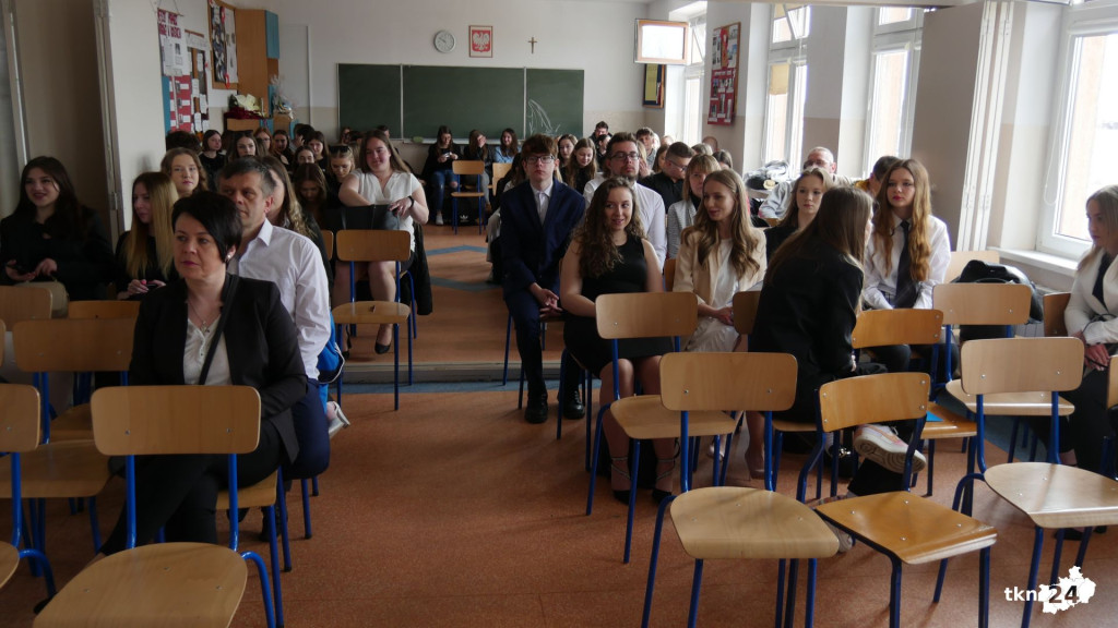 Szkoły pożegnały tegorocznych maturzystów [Fotorelacja, wideo]