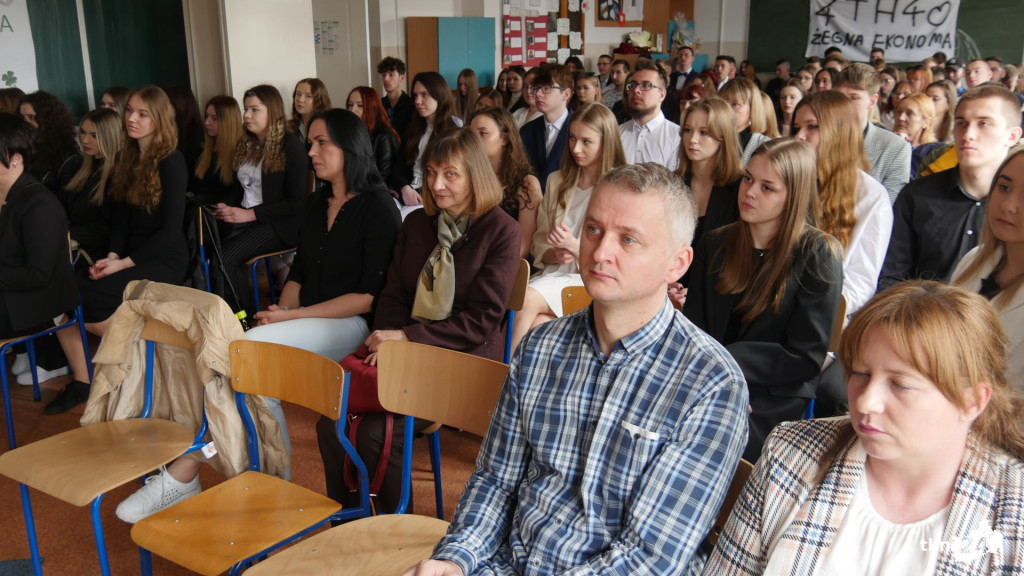 Szkoły pożegnały tegorocznych maturzystów [Fotorelacja, wideo]