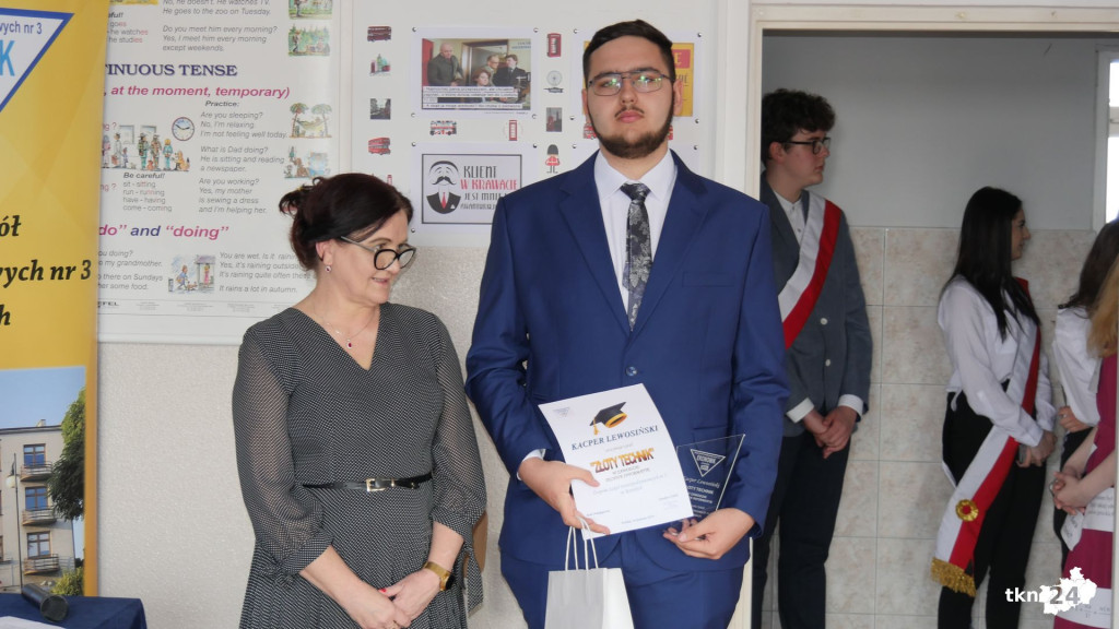 Szkoły pożegnały tegorocznych maturzystów [Fotorelacja, wideo]