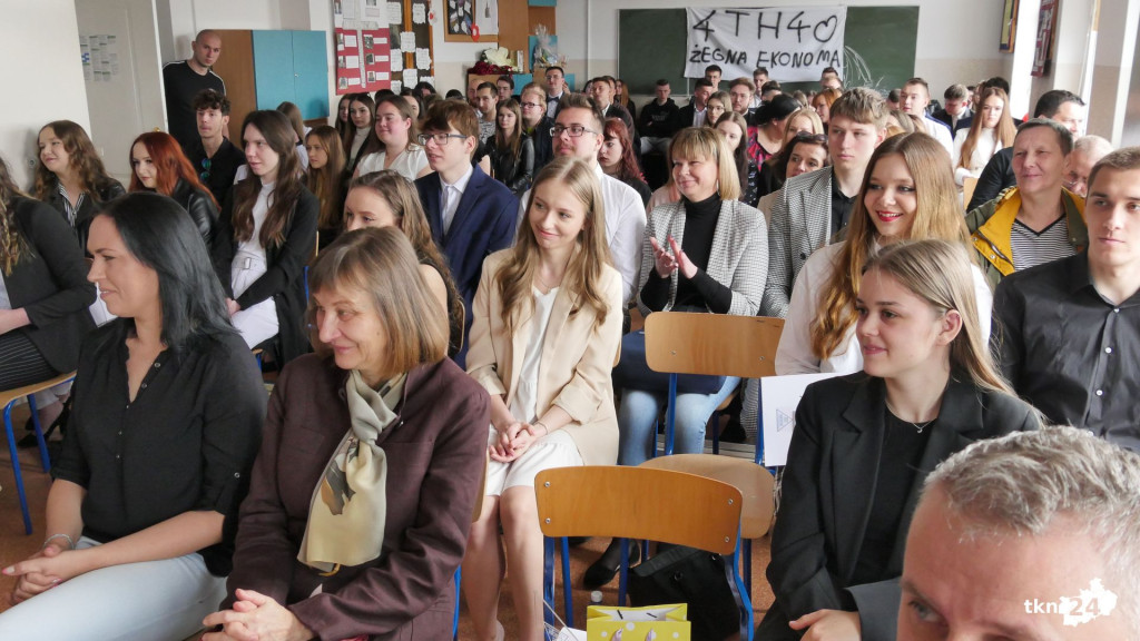 Szkoły pożegnały tegorocznych maturzystów [Fotorelacja, wideo]