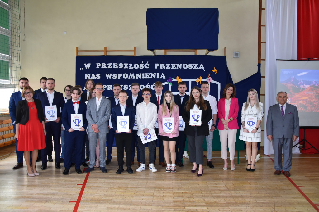 Szkoły pożegnały tegorocznych maturzystów [Fotorelacja, wideo]
