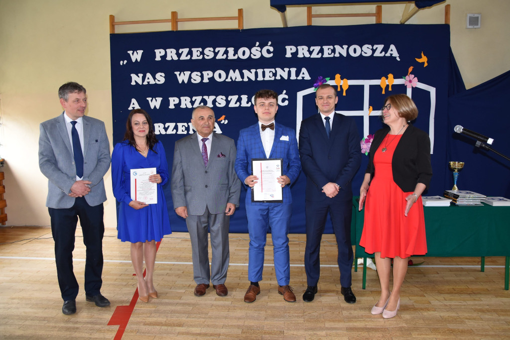 Szkoły pożegnały tegorocznych maturzystów [Fotorelacja, wideo]