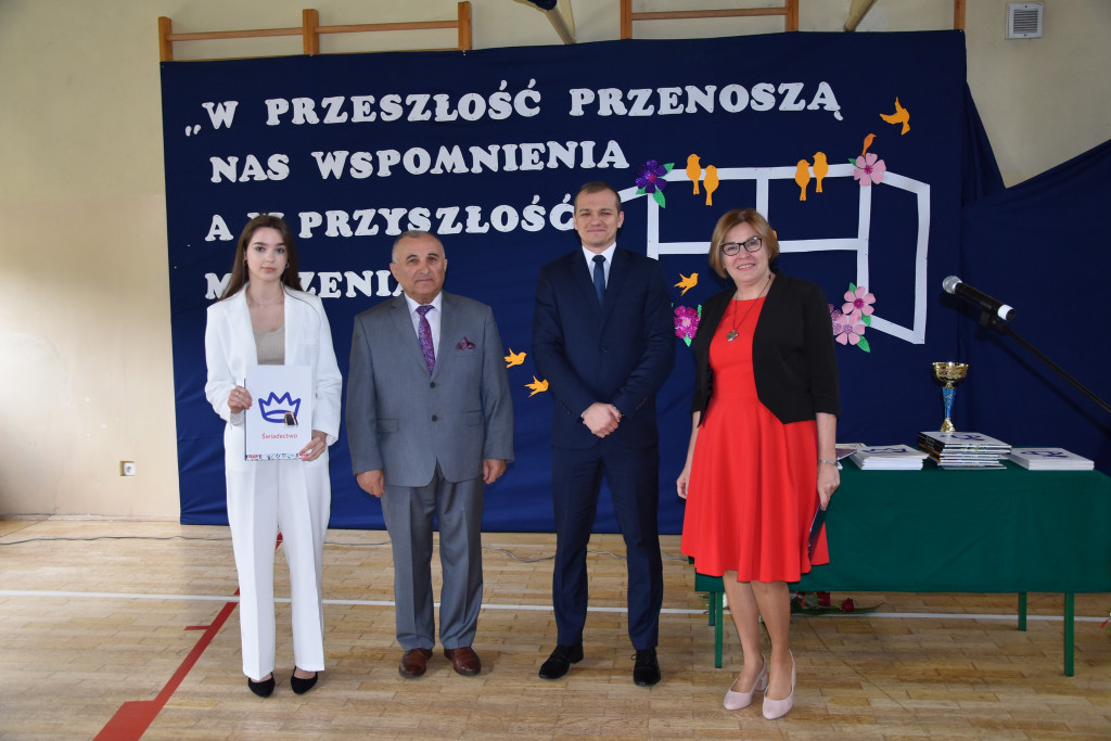 Szkoły pożegnały tegorocznych maturzystów [Fotorelacja, wideo]