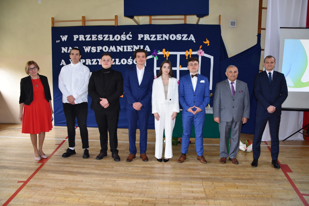 Szkoły pożegnały tegorocznych maturzystów [Fotorelacja, wideo]