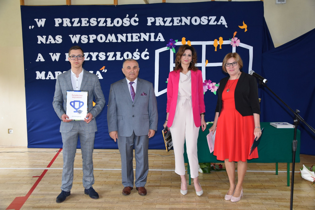 Szkoły pożegnały tegorocznych maturzystów [Fotorelacja, wideo]