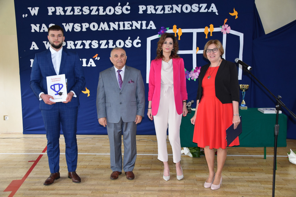 Szkoły pożegnały tegorocznych maturzystów [Fotorelacja, wideo]
