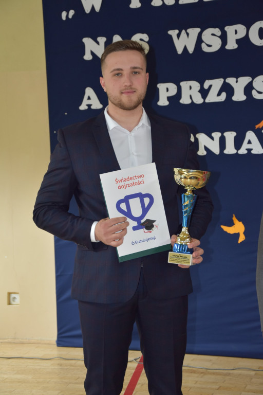 Szkoły pożegnały tegorocznych maturzystów [Fotorelacja, wideo]