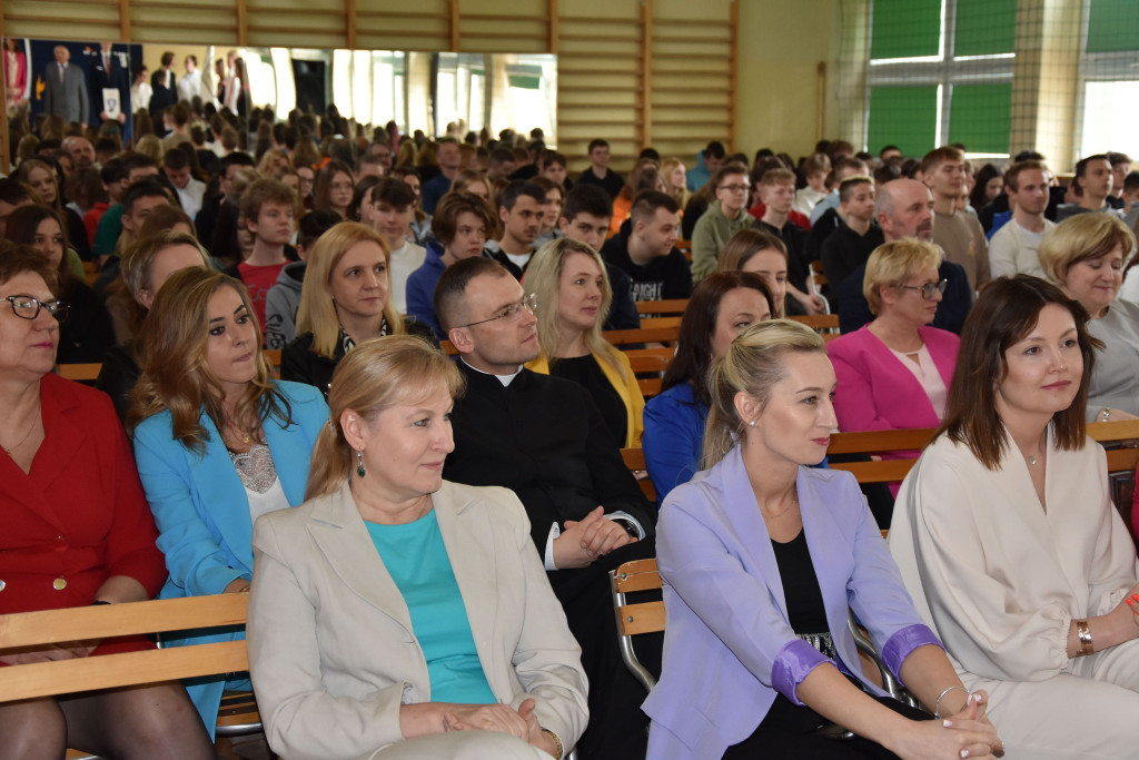 Szkoły pożegnały tegorocznych maturzystów [Fotorelacja, wideo]