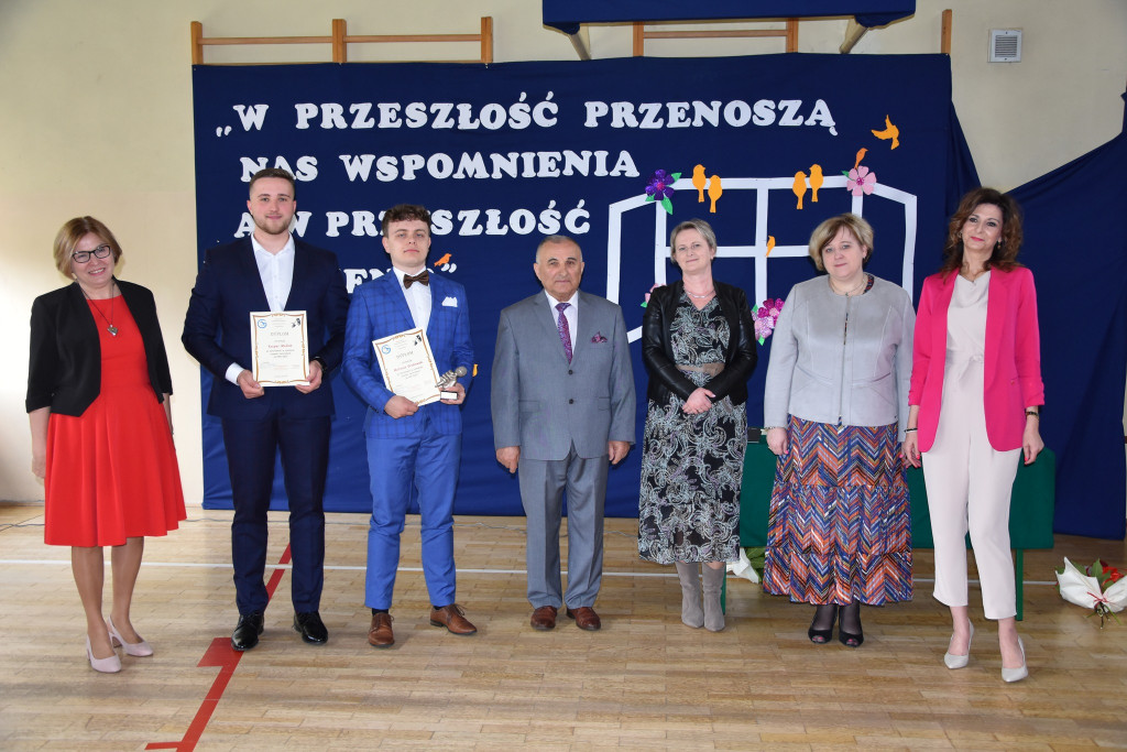 Szkoły pożegnały tegorocznych maturzystów [Fotorelacja, wideo]