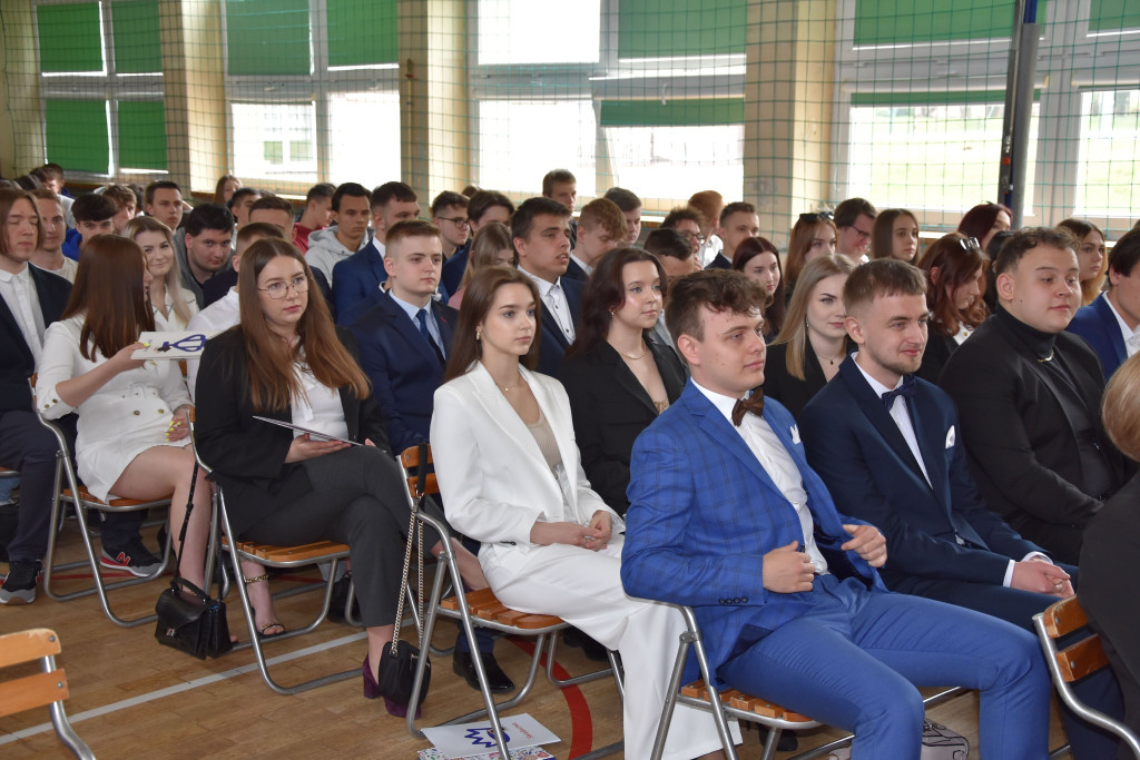 Szkoły pożegnały tegorocznych maturzystów [Fotorelacja, wideo]