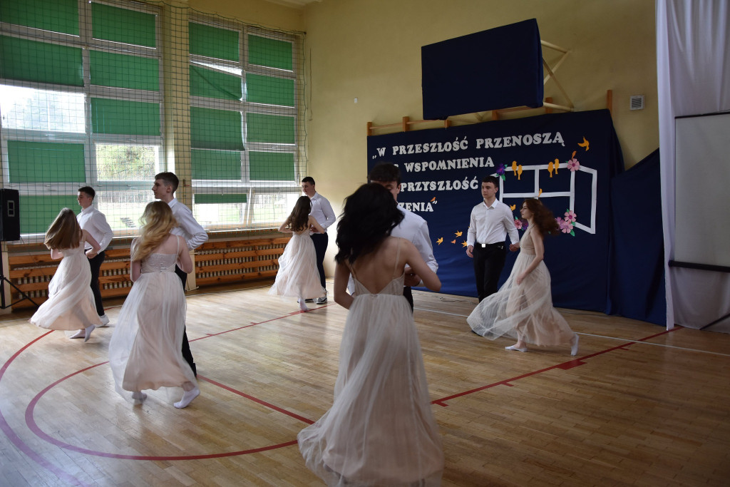 Szkoły pożegnały tegorocznych maturzystów [Fotorelacja, wideo]