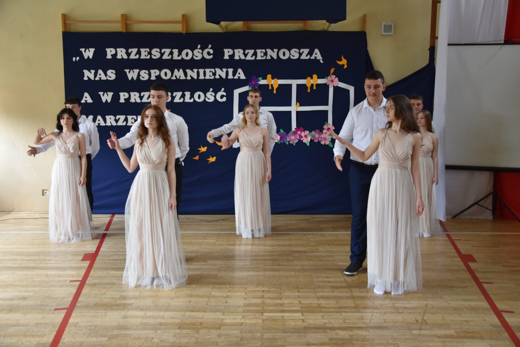 Szkoły pożegnały tegorocznych maturzystów [Fotorelacja, wideo]