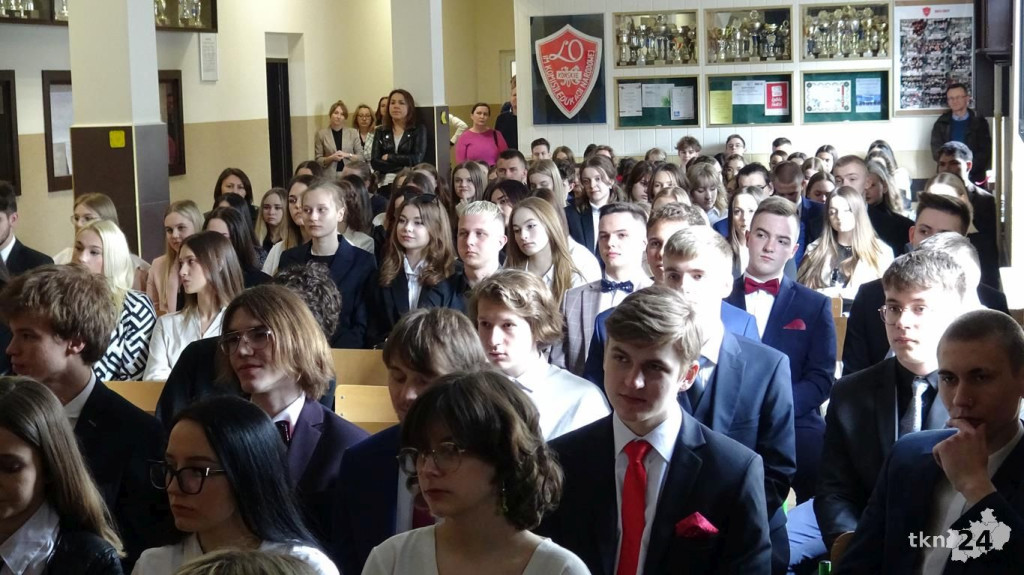 Szkoły pożegnały tegorocznych maturzystów [Fotorelacja, wideo]