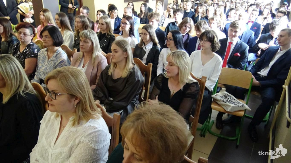Szkoły pożegnały tegorocznych maturzystów [Fotorelacja, wideo]