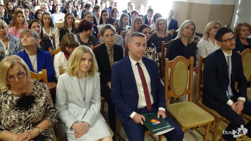 Szkoły pożegnały tegorocznych maturzystów [Fotorelacja, wideo]