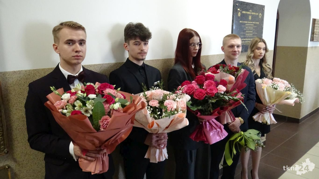 Szkoły pożegnały tegorocznych maturzystów [Fotorelacja, wideo]