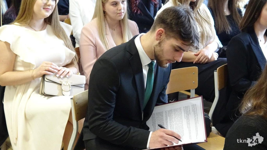 Szkoły pożegnały tegorocznych maturzystów [Fotorelacja, wideo]