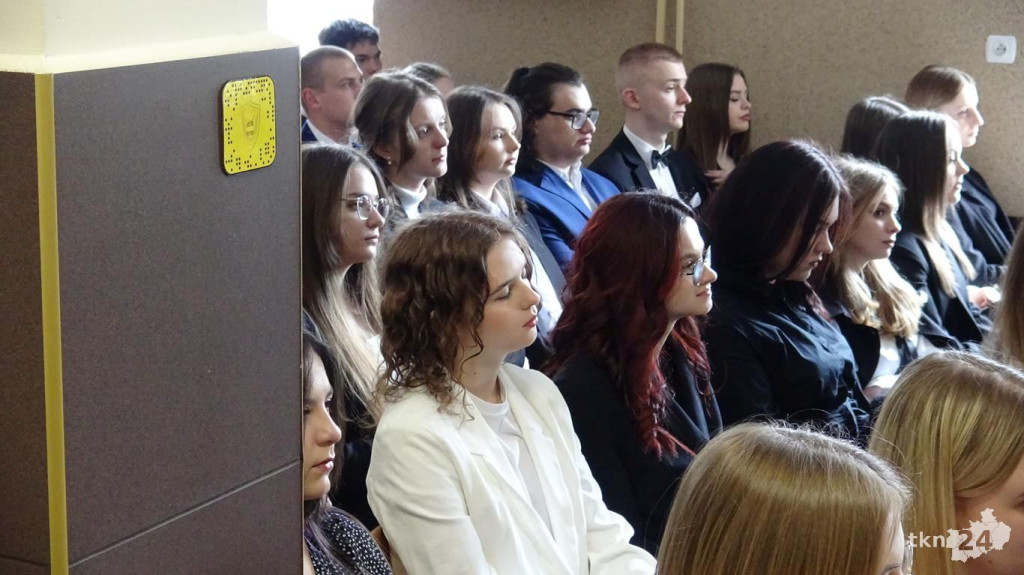 Szkoły pożegnały tegorocznych maturzystów [Fotorelacja, wideo]
