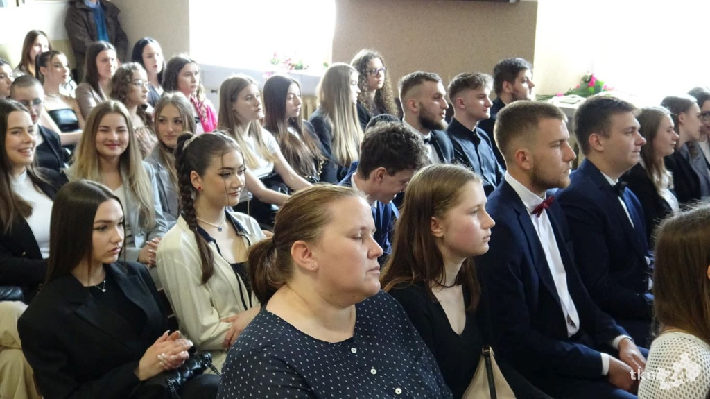 Szkoły pożegnały tegorocznych maturzystów [Fotorelacja, wideo]