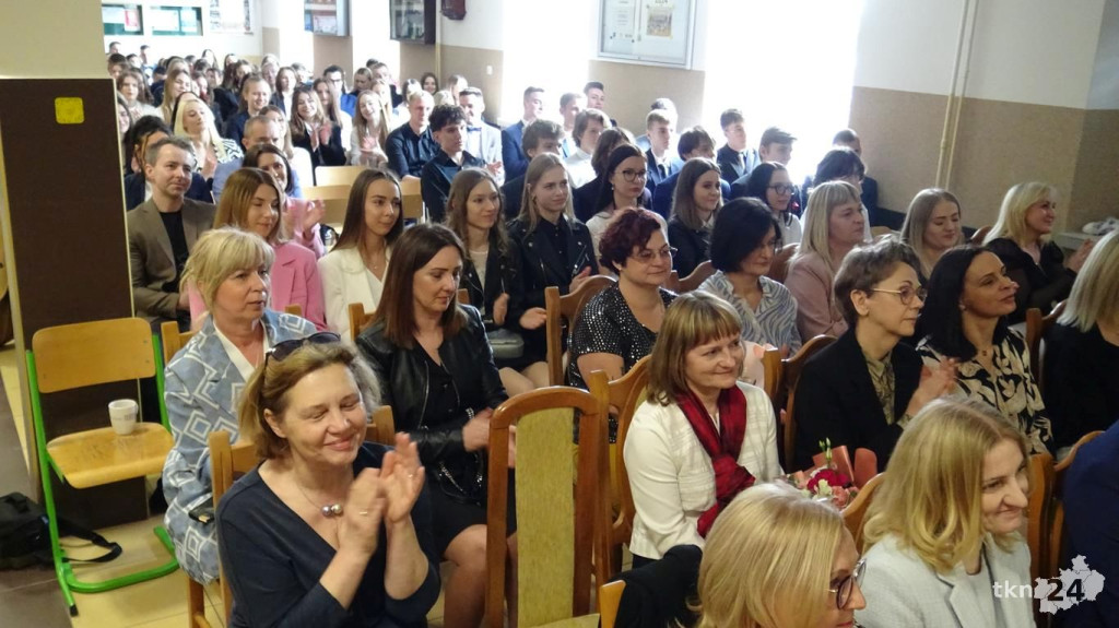Szkoły pożegnały tegorocznych maturzystów [Fotorelacja, wideo]