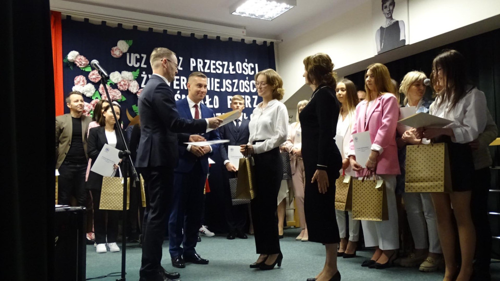 Szkoły pożegnały tegorocznych maturzystów [Fotorelacja, wideo]