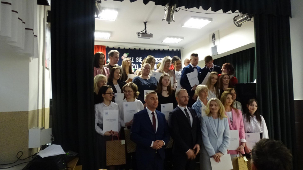 Szkoły pożegnały tegorocznych maturzystów [Fotorelacja, wideo]