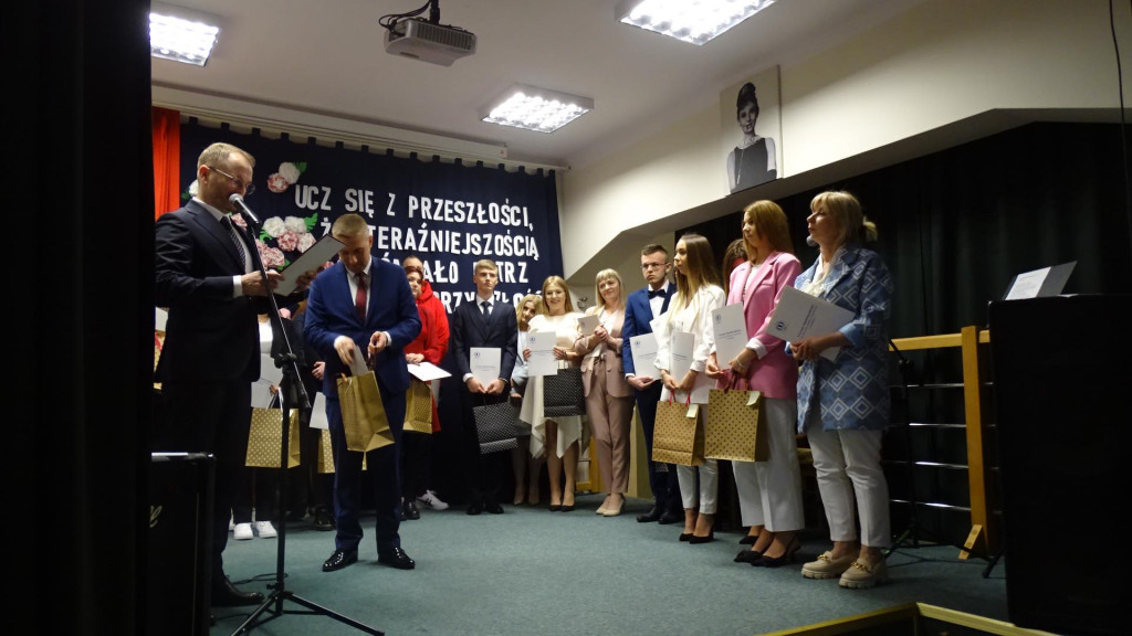 Szkoły pożegnały tegorocznych maturzystów [Fotorelacja, wideo]